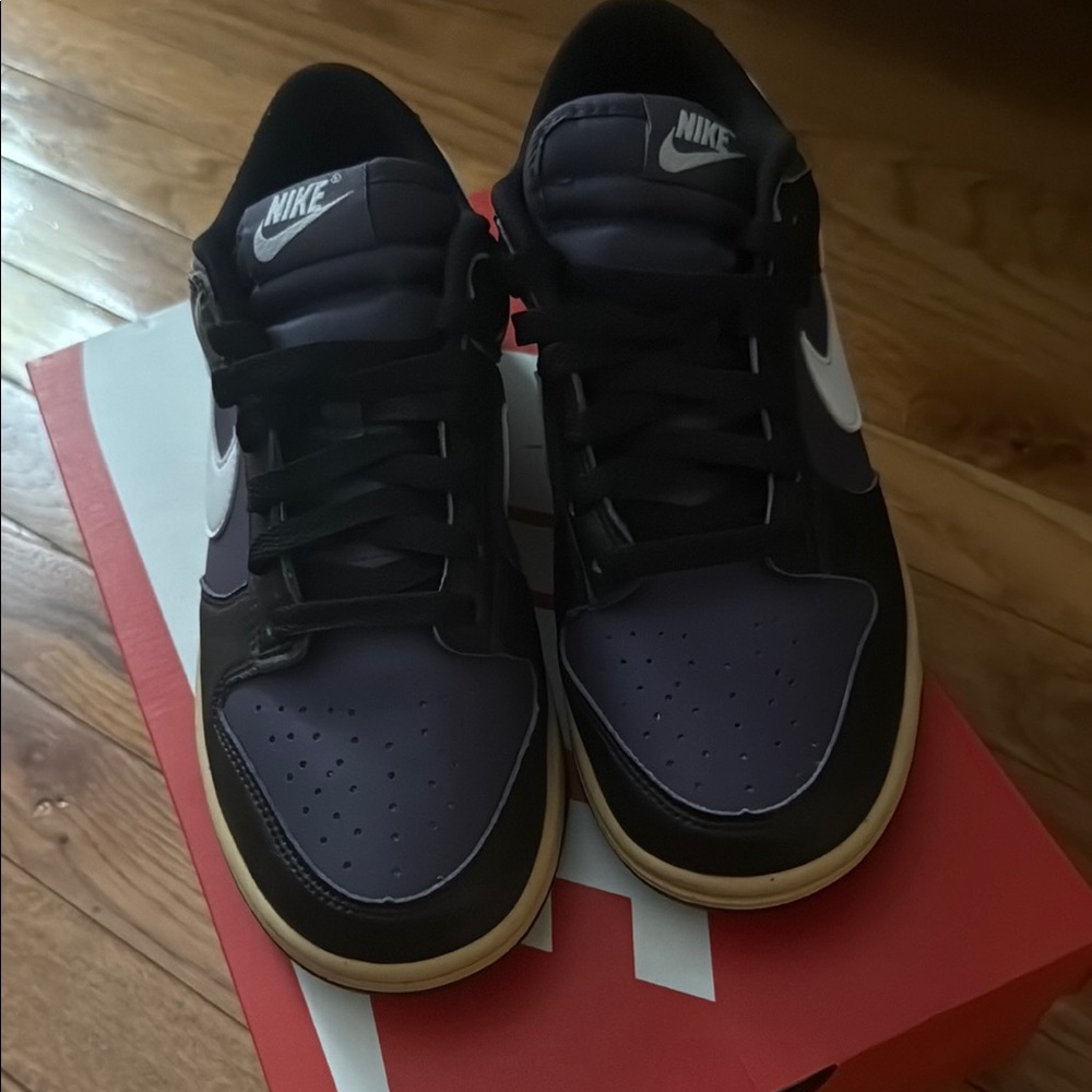 Nike Black and Purple Sneakers Sleek Low-Top Design